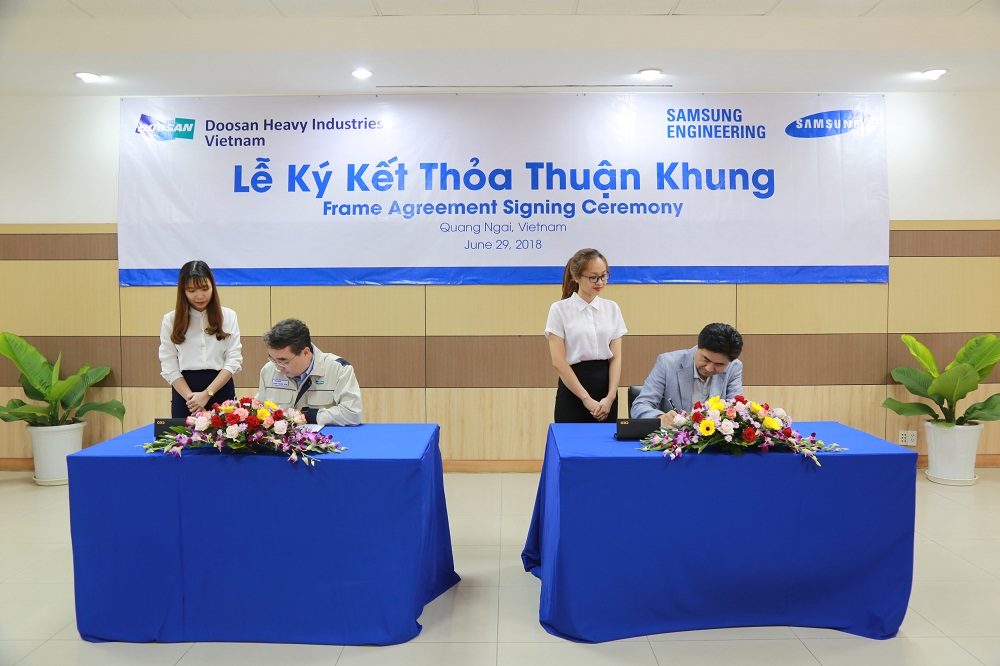 Ông Park Hong Ook, Tổng Giám đốc Doosan Vina (trái) và ông Jong Jin Lee, Phó Chủ tịch điều hành Samsung Engineering (phải) ký kết Thỏa thuận khung.