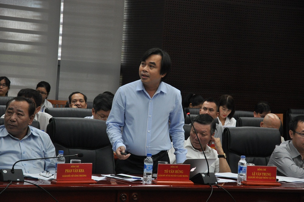 Ông Tô Văn Hùng giới thiệu về Dự án các trạm quan trắc môi trường tự động trong cuộc họp.