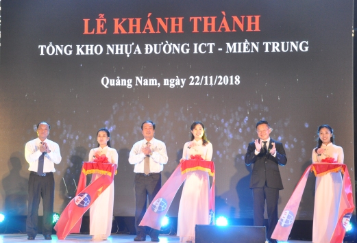 Ông Huỳnh Khánh Toàn, Phó Chủ tịch UBND tỉnh Quảng Nam tham gia cắt băng khánh thành Tổng kho nhựa đường ICT.