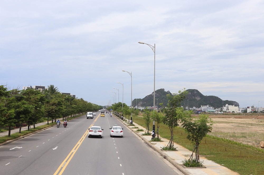 TP. Đà Nẵng kêu gọi đầu tư tàu điện kết nối với Hội An trên tuyến đường ven biển.