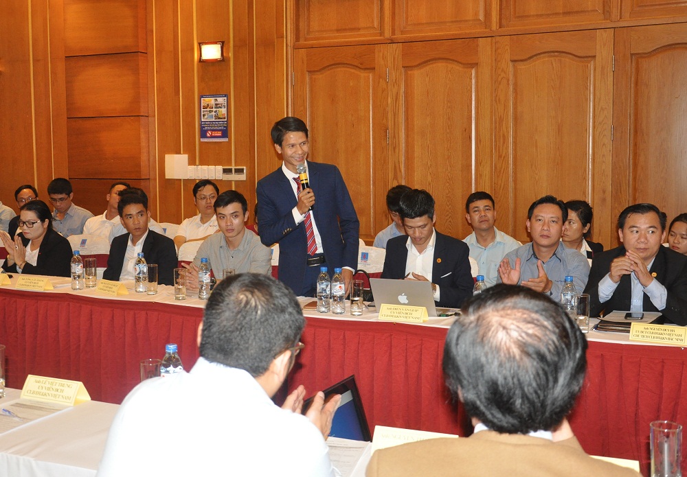 Hội viên CLB Đầu tư và khởi nghiệp Việt Nam trao đổi trong buổi họp.