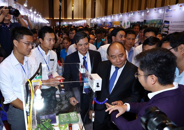 Thủ tướng Nguyễn Xuân Phúc tham quan các gian trưng bày ý tưởng sáng tạo của các bạn trẻ.