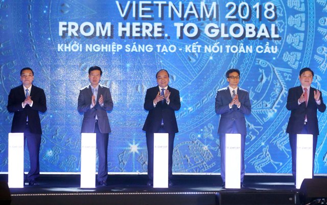 Thủ tướng Chính phủ Nguyễn Xuân Phúc bấm nút khai mạc Ngày hội Techfest Việt Nam 2018.