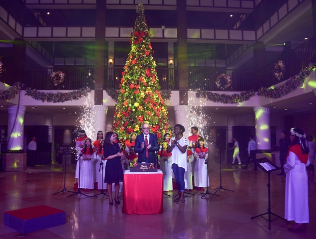 Furama Resort Đà Nẵng chính thức khởi động mùa Giáng Sinh với Lễ Thắp sáng Cây thông.