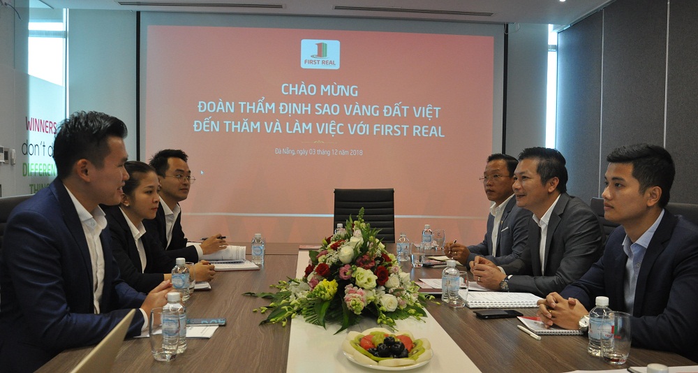 Đoàn thẩm định của Hội DNT Việt Nam kiểm tra thực tế tại Công ty cổ phần địa ốc First Real. 