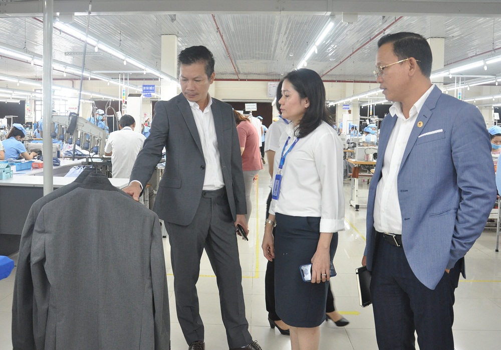 Ông Phạm Thanh Hưng kiểm tra thực tế tại Tổng công ty cổ phần Dệt may Hòa Thọ.