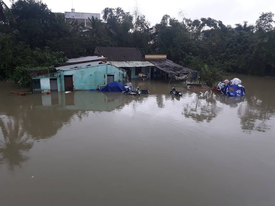Nhiều khu dân cư ở Quảng Nam bị ngập sâu trong nước lũ. 