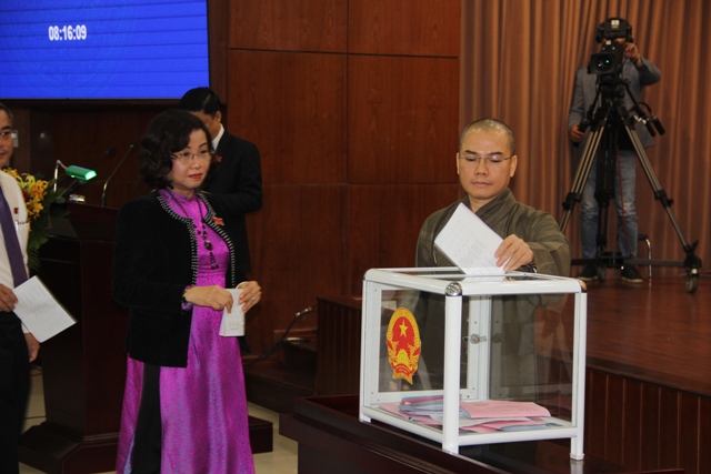 Các đại biểu Hội đồng nhân dân TP. Đà Nẵng bỏ phiếu tín nhiệm trong kỳ họp thứ 9.