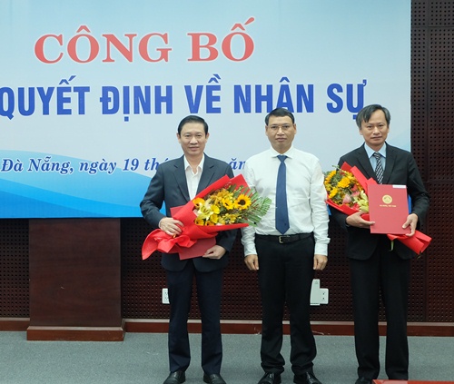 UBND TP. Đà Nẵng trao quyết định bổ nhiệm Chánh văn phòng UBND TP. Đà Nẵng cho ông Hùng Anh (bên phải).