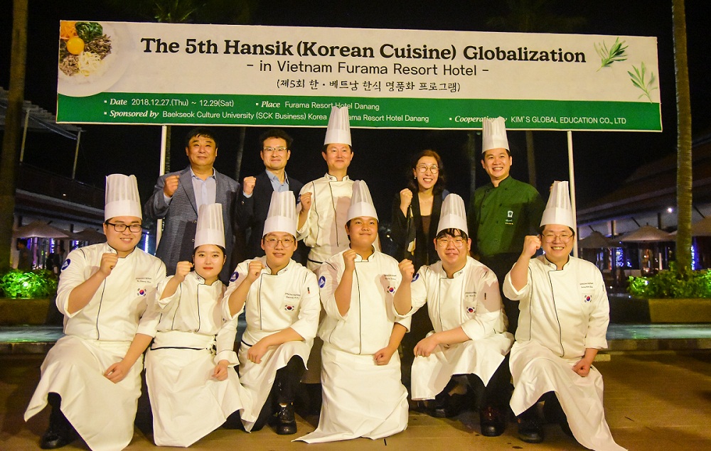 Những đầu bếp Hàn Quốc và Việt Nam tham gia trong chương trình sẽ mang đến những món ắn hấp dẫn.