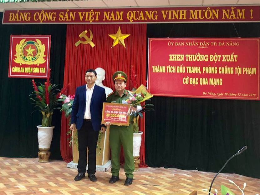 Ông Hồ Kỳ Minh khen thưởng cho lực lượng CA quận Sơn Trà. 
