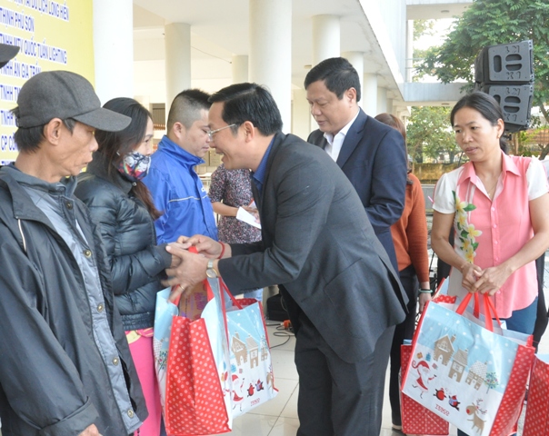 Hội doanh nhân trẻ TP. Đà Nẵng tặng quà Tết cho người nghèo.