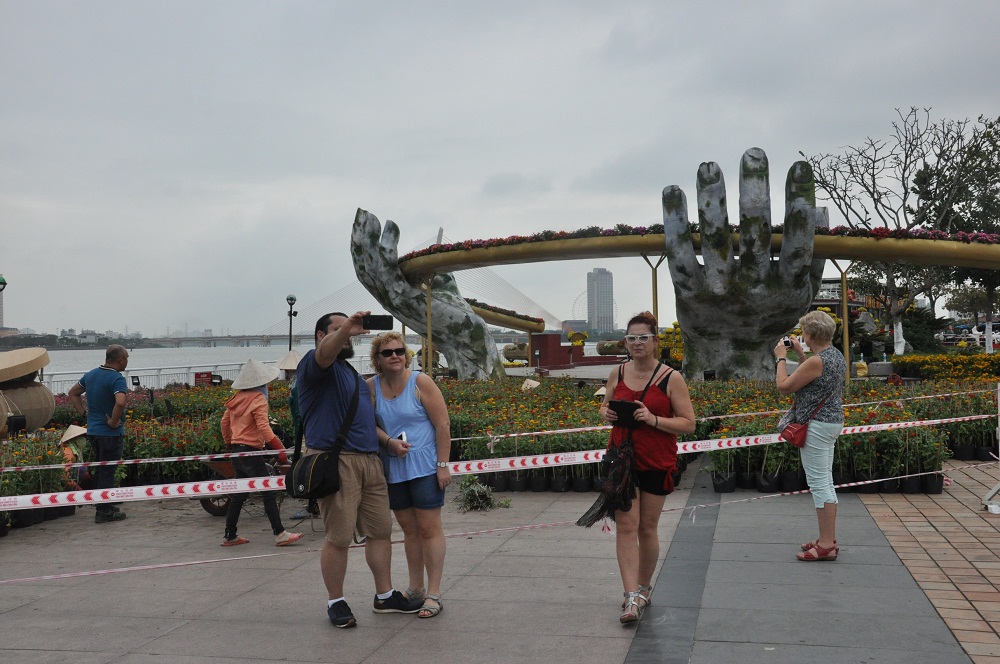 Du khách nước ngoài thích thú trải nghiệm không khi Tết ở Đà Nẵng.