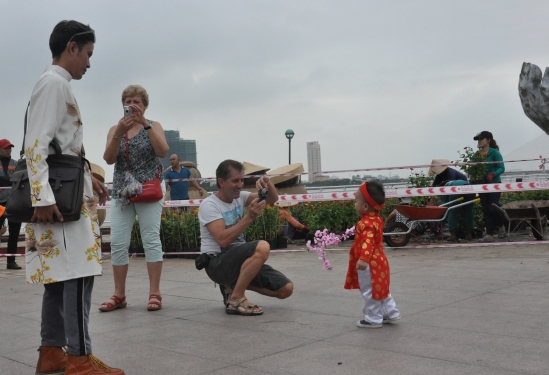 Du khách quốc tế tham quan các điểm du lịch tại Đà Nẵng trong những ngày cận Tết.