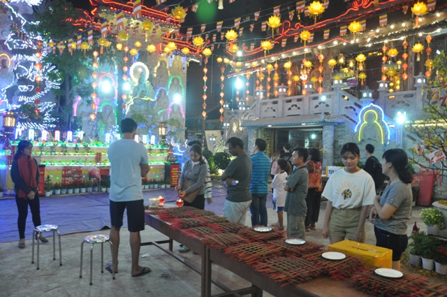 Người dân Đà Nẵng đến chùa để cầu chúc một năm mới nhiều an lành.