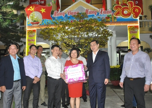 Ông Huỳnh Đức Thơ, Chủ tịch UBND TP. Đà Nẵng tặng quà Tết cho chính quyền và người dân phường Nam Dương.