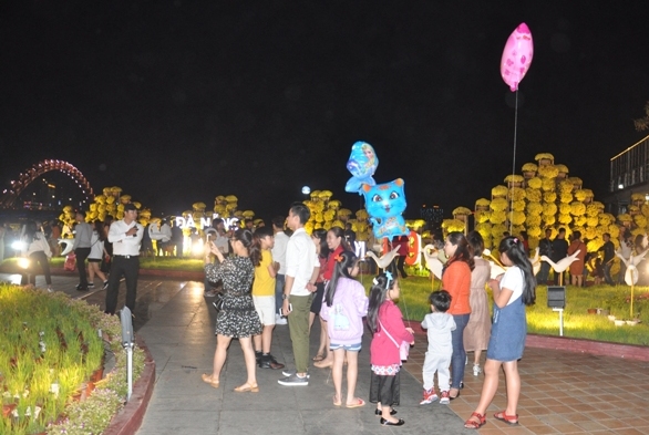 Rất đông người dân Đà Nẵng để đến đường hoa xuân để cùng chào đón thời khắc giao thừa.