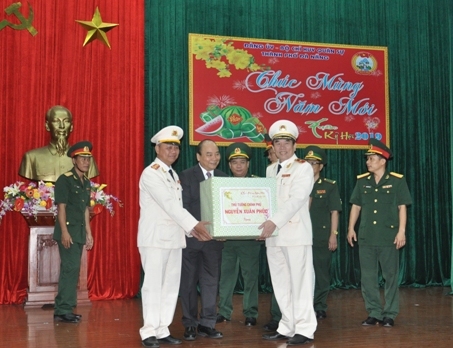 Thủ tướng Nguyễn Xuân Phúc tặng quà Tết cho các lực lượng vũ trang TP. Đà Nẵng.