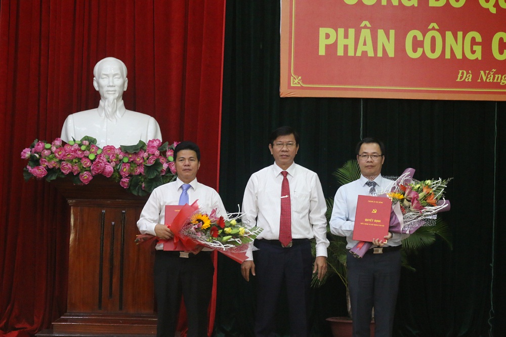Ông Vũ Quang Hùng và ông Võ Công Chánh nhận quyết định đảm nhận cương vị mới.