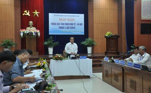 Ông Huỳnh Khánh Toàn, Phó chủ tịch UBND tỉnh Quảng Nam thông báo tình hình KTXH địa phương trong Quý 1/2019.