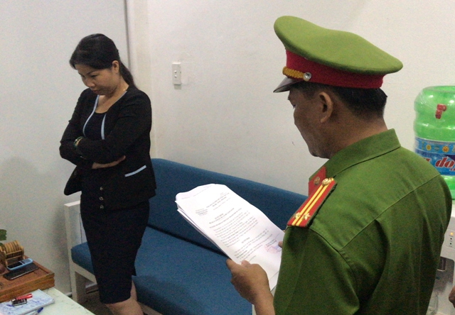 Lực lượng công an TP. Đà Nẵng đọc lệnh bắt tạm giam đối với bà Thuận.