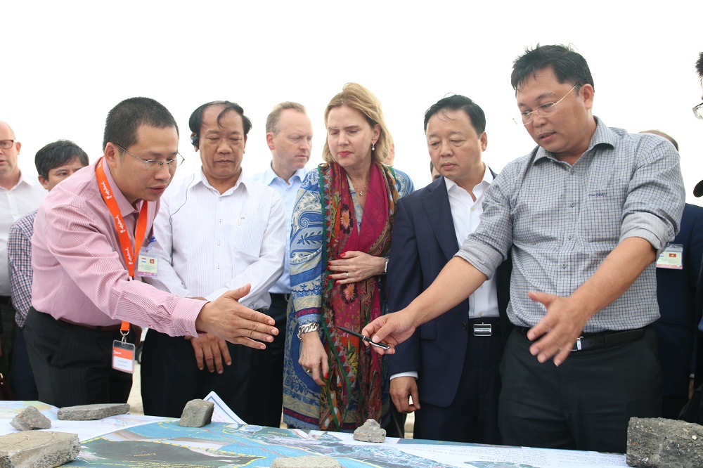 Lãnh đạo tỉnh Quảng Nam báo cáo về tình trạng sạt lở bãi biển Cửa Đại trong chuyến khảo sát.