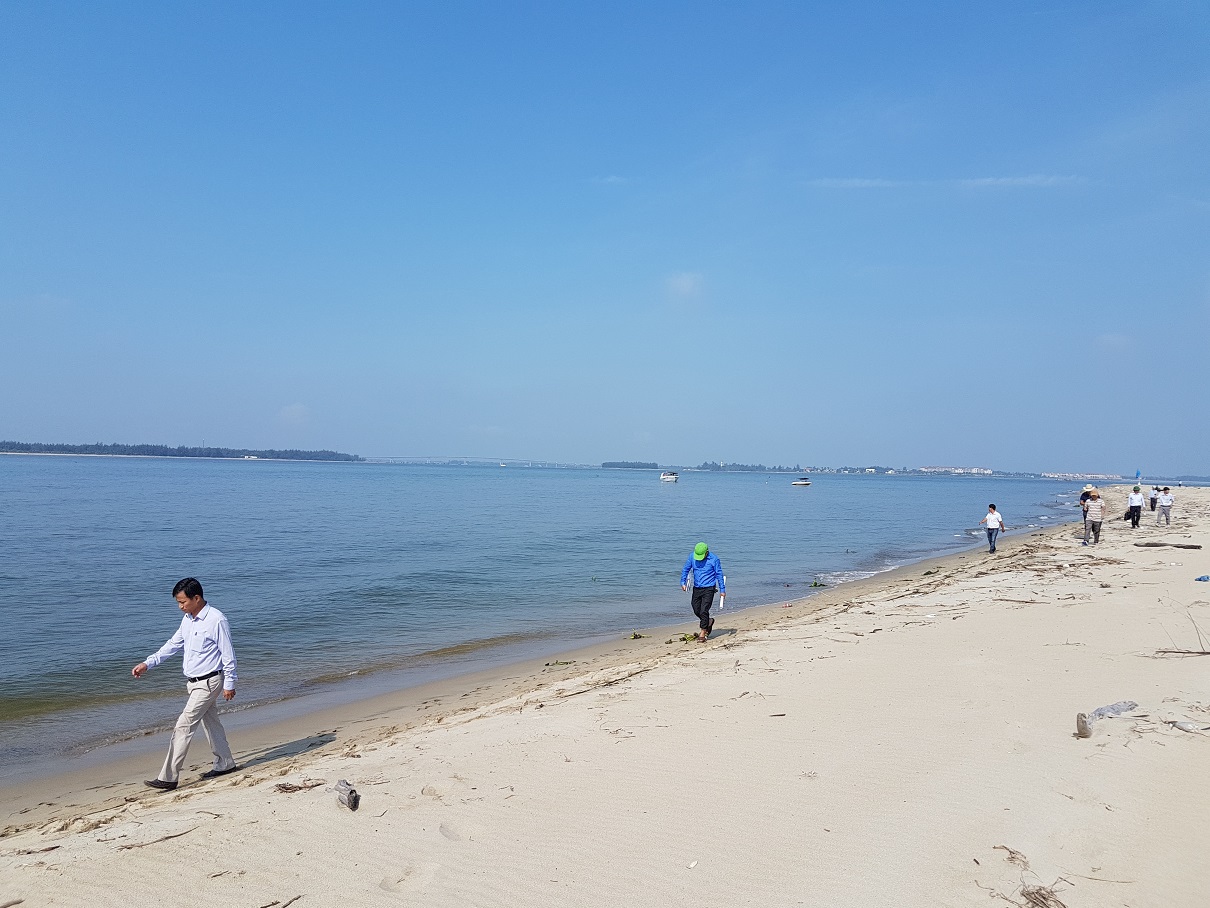 Đảo cát xuất hiện ngoài biển Cửa Đại sau nhiều năm bãi biển này sạt lở.