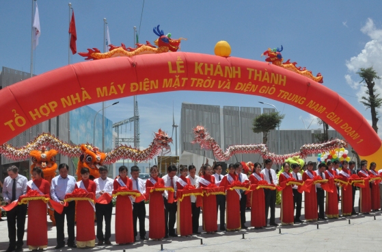 Phó Thủ tướng Vũ Đức Đam cắt băng khánh thành trang trại năng lượng tái tạo Trung Nam Group tại Ninh Thuận.