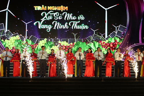 Phó thủ tướng Vũ Đức Đam cắt băng khai mạc Lễ hội Nho và Vang Ninh Thuận năm 2019.