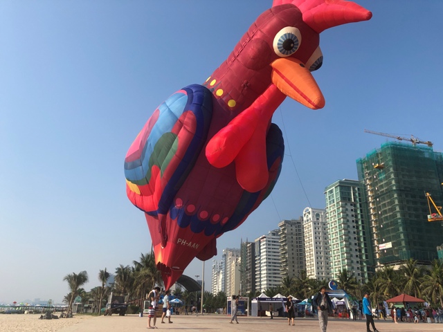 Khinh khí cầu hình con gà trống tham gia Lễ hội.