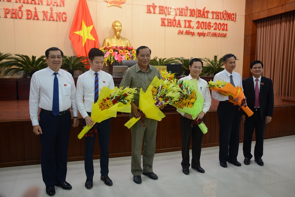 Lãnh đạo TP Đà Nẵng tặng hoa cho các cá nhân vừa miễn nhiệm.