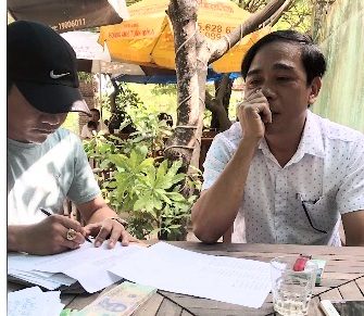 Công an huyện Đại Lộc lập biên bản quả tang ông Tuyên nhận tiền của doanh nghiệp.