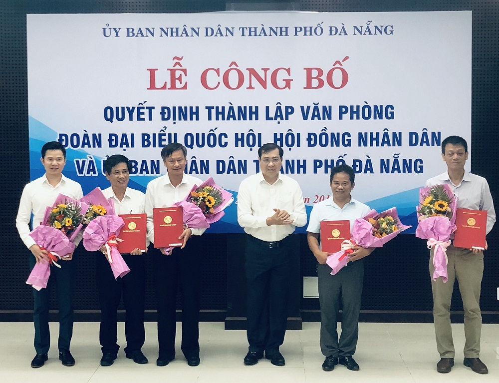 Ông Huỳnh Đức Thơ trao Quyết định bổ nhiệm và tặng hoa cho Chánh Văn phòng và các Phó Chánh Văn phòng hợp nhất.