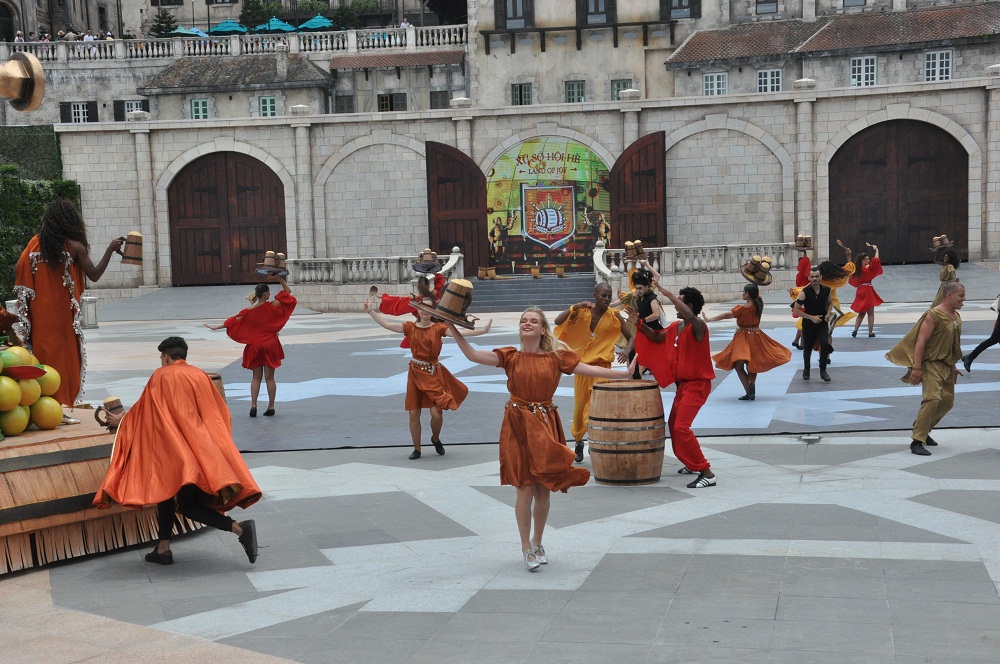 Các vũ công đến từ nhiều quốc gia trình diễn trong Vũ hội Ánh Dương.