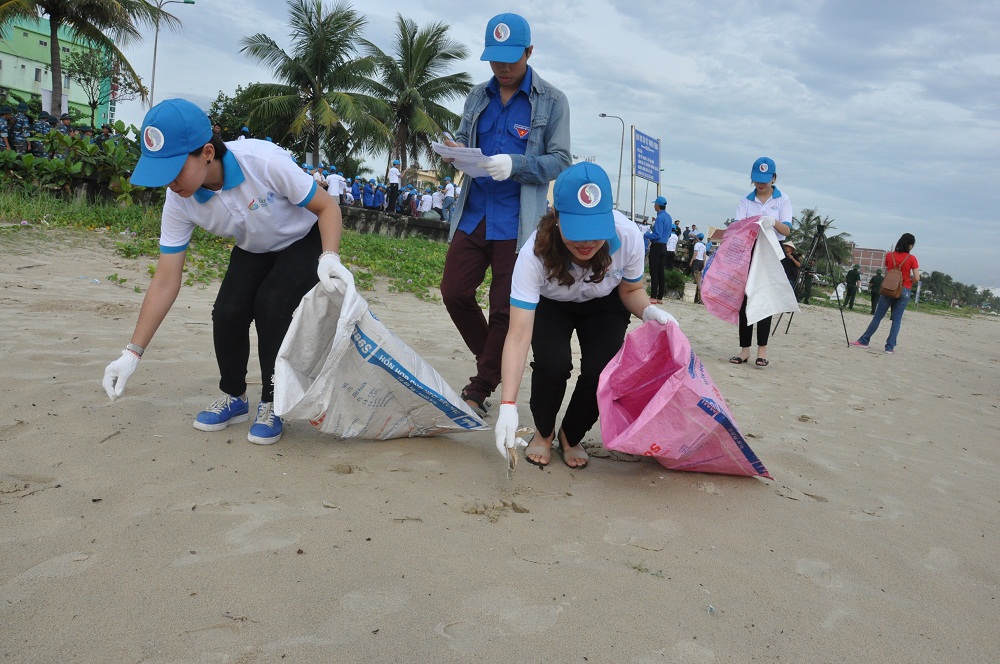 Người dân TP. Đà Nẵng tham gia dọn rác trên bãi biển.