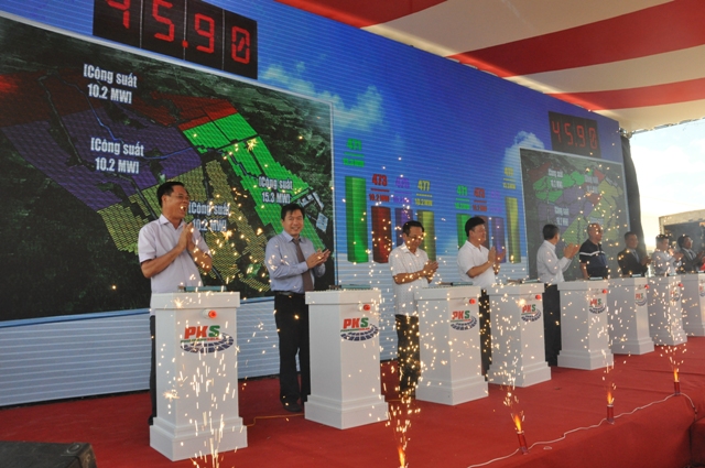 Lãnh đạo tỉnh Phú Yên bấm nút vận hành Nhà máy điện mặt trời Xuân Thọ 1 và Xuân Thọ 2.