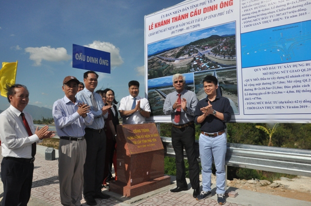Lãnh đạo tỉnh Phú Yên gắn biển chào mừng kỷ niệm 30 năm tái lập tỉnh Phú Yên tại cầu Dinh Ông.