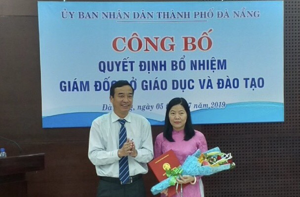 Lãnh đạo TP. Đà Nẵng trao quyết định bổ nhiệm cho bà Lê Thị Bích Thuận.