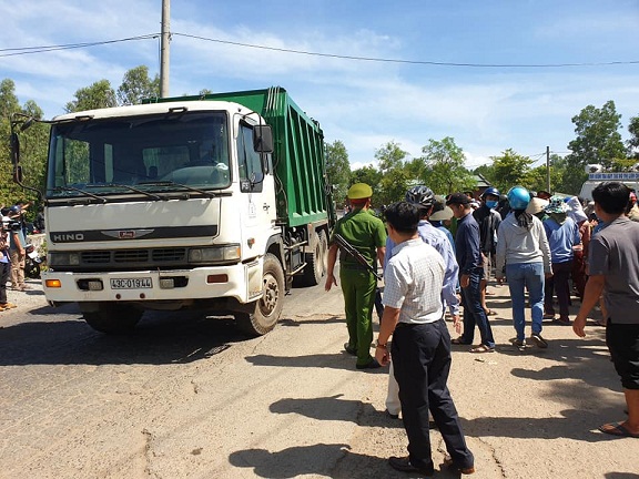 Xe chở rác đã lưu thông vào khu xử lý rác thải Khánh Sơn.