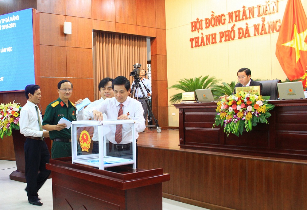 Các đại biểu HĐND TP. Đà Nẵng bỏ phiếu thống nhất để ông Nguyễn Bá Cảnh thôi làm đại biểu HĐND thành phố.