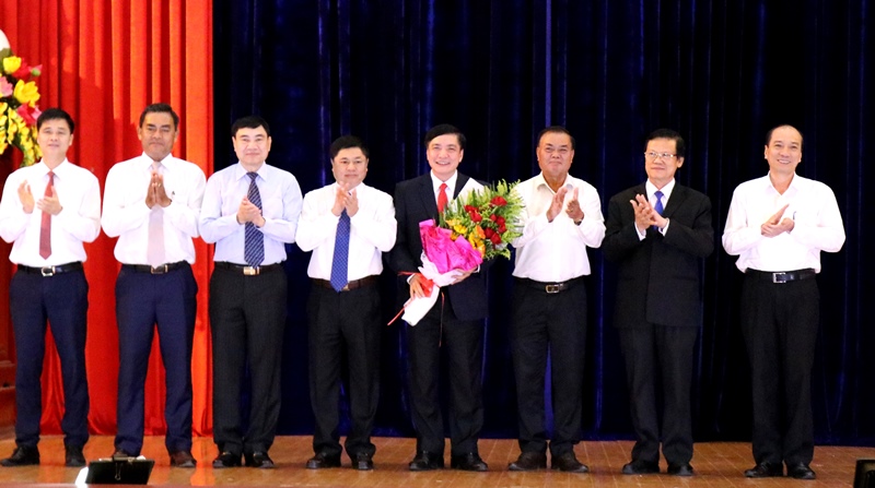 Lãnh đạo Ban Tổ chức Trung ương và các đồng chí trong Ban Thường vụ Tỉnh ủy Đắk Lắk tặng hoa chúc mừng tân Bí thư Tỉnh ủy Đắk Lắk Bùi Văn Cường. 