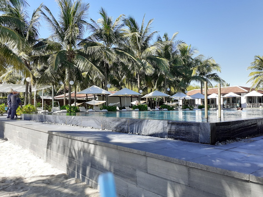 Một phần hồ bơi tại Khu nghỉ dưỡng Fusion Maia xây dựng lấn vào bãi cát công cộng.