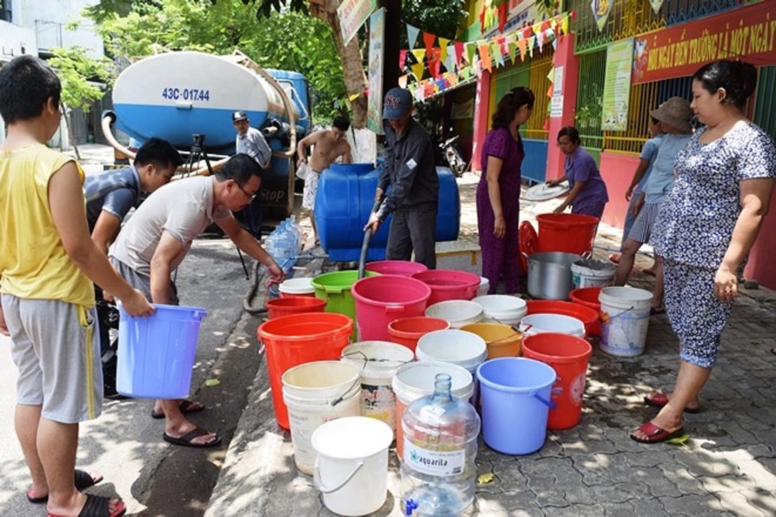 Việc thiếu nước sinh hoạt khiến cuộc sống người dân Đà Nẵng bị đảo lộn.