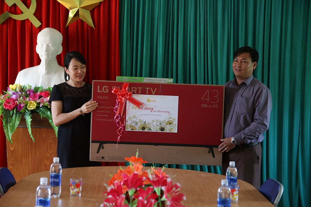 Tập đoàn FVG hỗ trợ dụng cụ học tập trường tiểu học xã Mà Cooih.