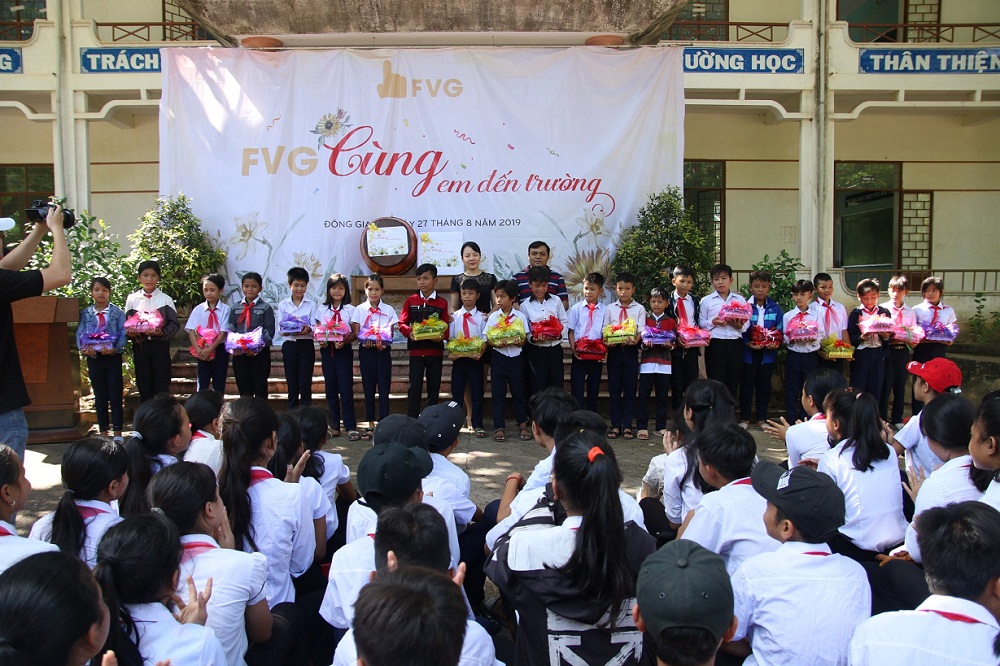 Tập đoàn FVG tặng quà cho các em học sinh miền núi huyện Đông Giang.