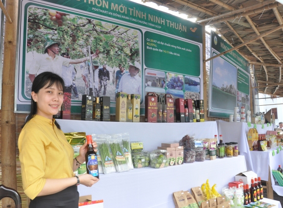 Gian hàng trưng bày những sản phẩm nông nghiệp tiêu biểu của Tỉnh Ninh Thuận. 