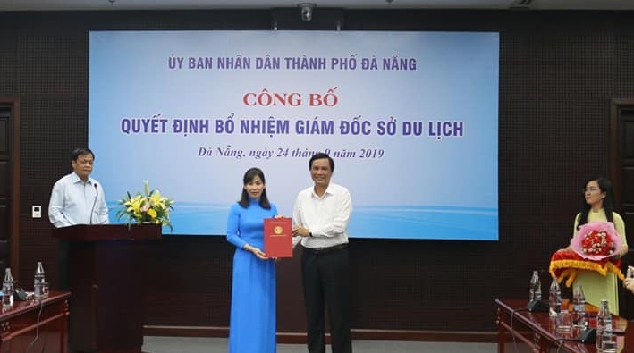 Lãnh đạo UBND TP. Đà Nẵng trao quyết định bổ nhiệm Giám đốc Sở Du lịch cho bà Trương Thị Hồng Hạnh.