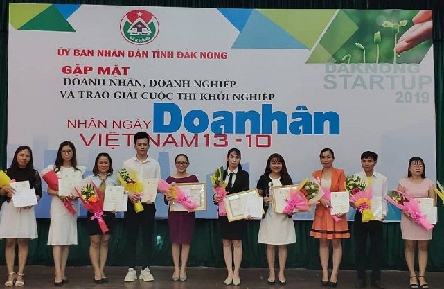 Tỉnh Đắk Nông trao giải cho các thí sinh trong Cuộc thi khởi nghiệp lần thứ 1.