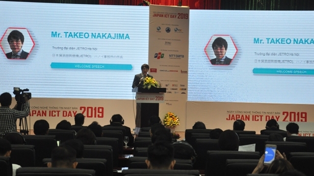 Ông Takeo Nakajima – Trưởng đại diện Tổ chức Thương mại Nhật Bản Hà Nội (JETRO) phát biểu tại Ngày hội CNTT Nhật Bản.