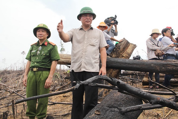 Ông Lê Trí Thanh trong một lần băng rừng, lội suối kiểm tra vụ phá rừng trên địa bàn Quảng Nam.